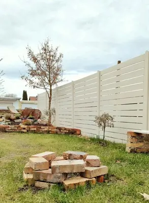 Ein Garten an der Unterkunft Mabé