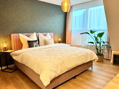 Ein Bett oder Betten in einem Zimmer der Unterkunft Queen Loui: Comfy Apartment mit Tiefgarage