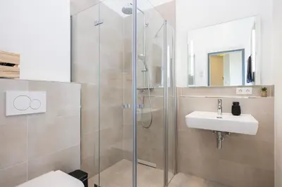 Ein Badezimmer in der Unterkunft mayhome - das STRANDLOFT schönes Studioapartment mit Balkon, Küche und Tiefgarage - Sauna und Fitness direkt nebenan