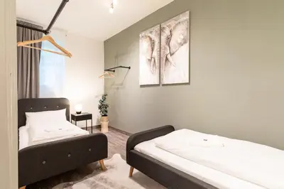Ein Bett oder Betten in einem Zimmer der Unterkunft Edles Stuckdecken-Juwel! 2 Schlafzimmer, PARKPLATZ vor der Tür, HBF nah, gratis Kaffee&Tee