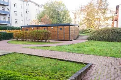 Ein Garten an der Unterkunft Edles Stuckdecken-Juwel! 2 Schlafzimmer, PARKPLATZ vor der Tür, HBF nah, gratis Kaffee&Tee