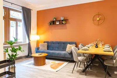 Ein Sitzbereich in der Unterkunft Edles Stuckdecken-Juwel! 2 Schlafzimmer, PARKPLATZ vor der Tür, HBF nah, gratis Kaffee&Tee