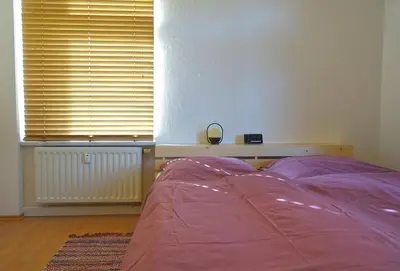 Ein Bett oder Betten in einem Zimmer der Unterkunft FEWO mit Sauna & Gartenblick