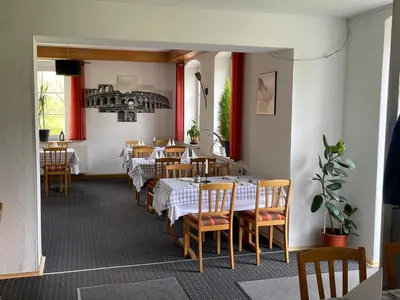 Ein Restaurant oder anderes Speiselokal in der Unterkunft Ferienapartment 