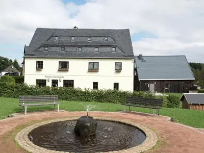 Das Gebäude in dem sich das Ferienhaus befindet