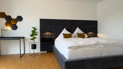 Ein Bett oder Betten in einem Zimmer der Unterkunft ARYVE Boutique-Apartment DRESDNER PENTHOUSE mit Dachterrasse - Tiefgaragenstellplätze - Design-Interieur
