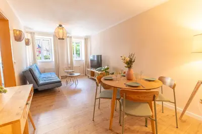 Ein Sitzbereich in der Unterkunft Ferienwohnung zur Burg