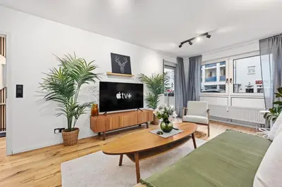 TV/Unterhaltungsangebot in der Unterkunft EDLER WOHNRAUM Elegantes Apartment mit Balkon, Boxspringbett, Kaffeevollautomat, Lift & Parkplatz