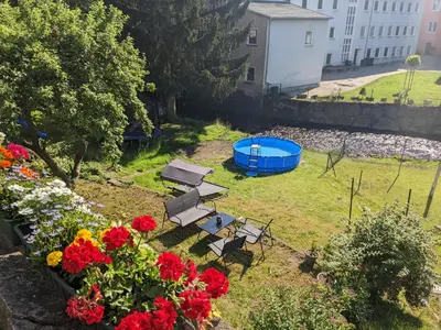 Ein Garten an der Unterkunft F0 - Urlaubsmagie - Kleine voll ausgestattete Wohnung mit Gemeinschaftsgarten, -pool & -sauna