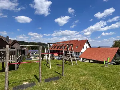 Ein Kinderspielbereich in der Unterkunft Ferienwohnung Kutscherstuben Bauernhaus Vetter