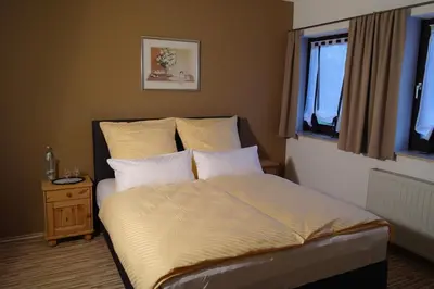 Ein Bett oder Betten in einem Zimmer der Unterkunft Heidehotel Jagdhof Dobra GmbH