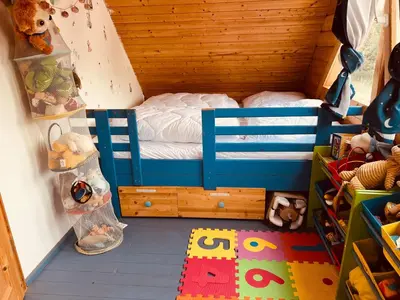 Ein Bett oder Betten in einem Zimmer der Unterkunft VillaHarmony wartet auf Familien mit Hund!