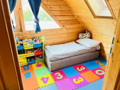 Ein Bett oder Betten in einem Zimmer der Unterkunft VillaHarmony wartet auf Familien mit Hund!