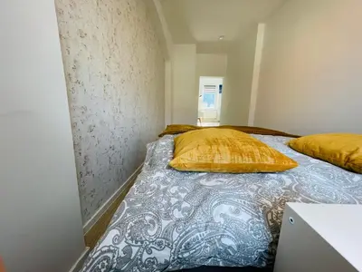 Ein Bett oder Betten in einem Zimmer der Unterkunft Zentrale moderne Unterkunft mitten in Meissen No 2