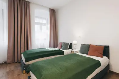 Ein Bett oder Betten in einem Zimmer der Unterkunft Homely Apartments Parken Wlan Küche Altstadt-SBahn-DD, Elbufer
