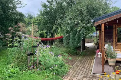 Ein Garten an der Unterkunft Strandlust Döbeln - Bungalow für eine gemütliche Auszeit zu jeder Jahreszeit