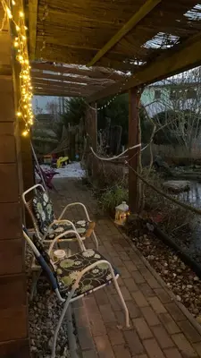 Ein Garten an der Unterkunft Strandlust Döbeln - Bungalow für eine gemütliche Auszeit zu jeder Jahreszeit