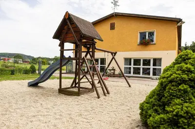 Ein Kinderspielbereich in der Unterkunft Ferienhof Falkenau