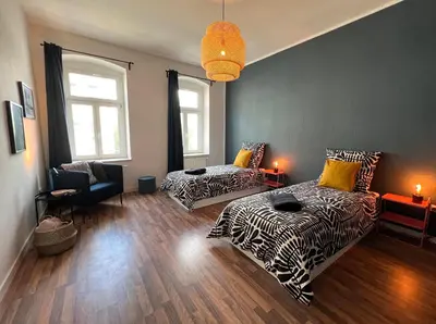 Ein Bett oder Betten in einem Zimmer der Unterkunft Atelier Noé ROSÉ- Kunstvoll Wohnen - Wunderbares Frühstück möglich - Ruhig und nah am Zentrum -