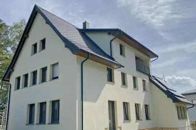 Das Gebäude in dem sich das Ferienhaus befindet