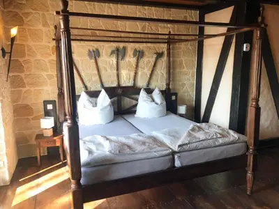 Ein Bett oder Betten in einem Zimmer der Unterkunft Ferienwohnung WACHSTUBE für 6 Pers im Rittergut bei Dresden