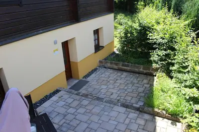 Ein Garten an der Unterkunft Ferienwohnung in der Kraxlhütte Waltersdorf