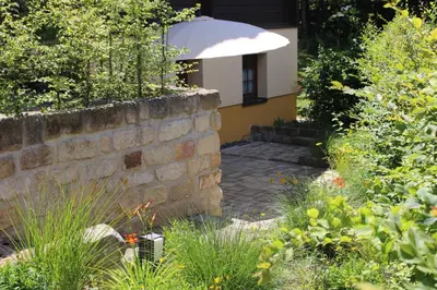 Ein Garten an der Unterkunft Ferienwohnung in der Kraxlhütte Waltersdorf