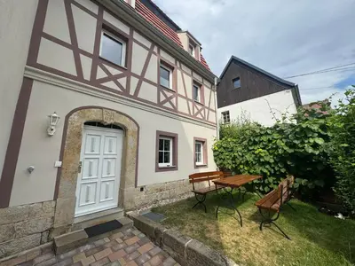 Das Gebäude in dem sich das Ferienhaus befindet