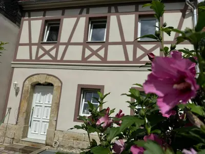 Das Gebäude in dem sich das Ferienhaus befindet