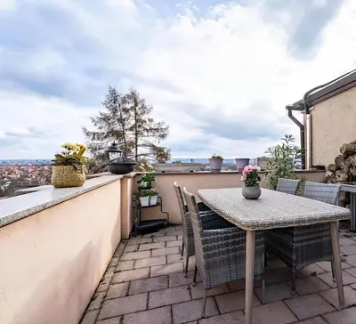 Ein Balkon oder eine Terrasse in der Unterkunft Blick über Dresden - Terrasse - 3 Zimmer - modern renoviert