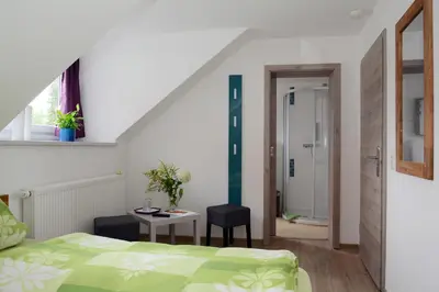 Ein Bett oder Betten in einem Zimmer der Unterkunft Pension Zum Hirsch