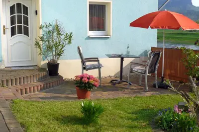 Ein Garten an der Unterkunft Haus Elbtalblick