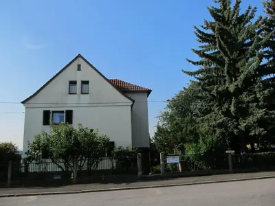 Das Gebäude in dem sich das Ferienhaus befindet