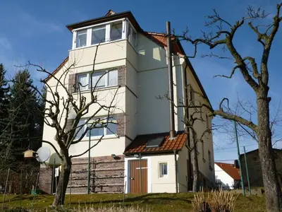 Das Gebäude in dem sich das Ferienhaus befindet