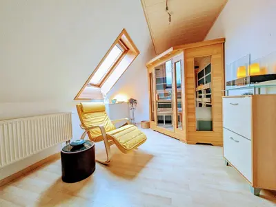 Ein Sitzbereich in der Unterkunft Schöne 2-Raumwohnung inklusive Infrarot-Wärmekabine