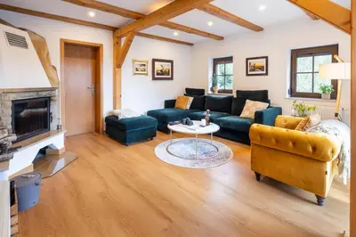 Ein Sitzbereich in der Unterkunft Elbvilla Pirna mit Sauna und Kamin mit privatem Zugang zur Elbe