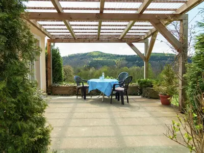 Ein allgemeiner Bergblick oder ein Berglick von des Ferienhauses aus
