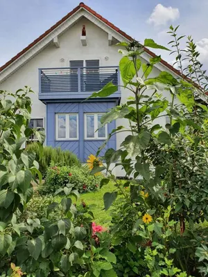 Ein Garten an der Unterkunft Gästewohnung Elbblick - Reinkommen, Wohlfühlen und den Ausblick genießen