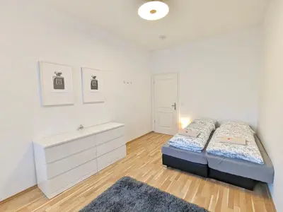 Ein Bett oder Betten in einem Zimmer der Unterkunft Helles Geräumiges Appartement - 10 Min zur Neustadt - Privatparkplatz