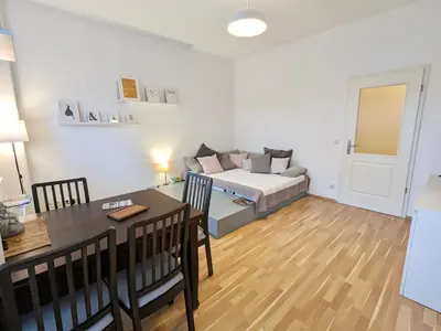 Ein Bett oder Betten in einem Zimmer der Unterkunft Helles Geräumiges Appartement - 10 Min zur Neustadt - Privatparkplatz