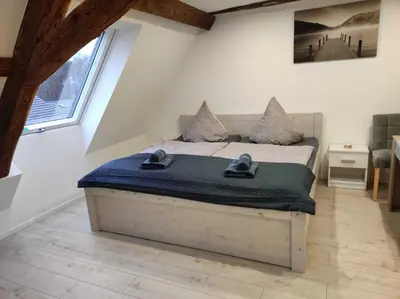 Ein Bett oder Betten in einem Zimmer der Unterkunft Ferienwohnung im sanierten Denkmal max 3 Personen FeWo1