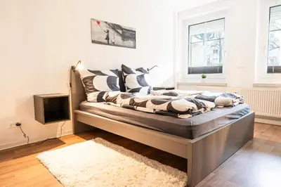 Ein Bett oder Betten in einem Zimmer der Unterkunft Cityapartment mit großem Balkon am Stadtpark- DisneyPlus und 300mbs Internet