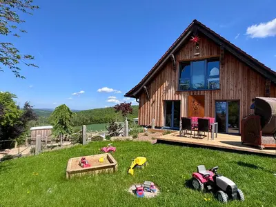 Ein Garten an der Unterkunft TOP moderne FeWo - Alpakahof zum Himmelreich, traumhafte Lage, Terrasse mit Weitblick, kostenfreier Parkplatz, Nähe Kurklinik, optional Sauna