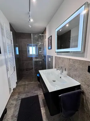 Ein Badezimmer in der Unterkunft TOP moderne FeWo - Alpakahof zum Himmelreich, traumhafte Lage, Terrasse mit Weitblick, kostenfreier Parkplatz, Nähe Kurklinik, optional Sauna
