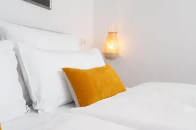 Ein Bett oder Betten in einem Zimmer der Unterkunft Ferienwohnung Bastei mit Stellplatz im Zentrum