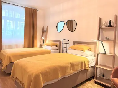 Ein Bett oder Betten in einem Zimmer der Unterkunft NewCityHome - Dresden - 3 Zi - Garden Apartment Flora - Urban