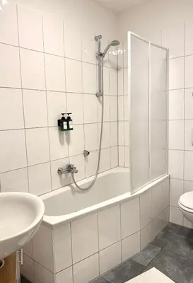 Ein Badezimmer in der Unterkunft NewCityHome - Dresden - 3 Zi - Garden Apartment Flora - Urban