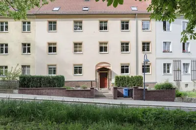 Ein Garten an der Unterkunft Ferienwohnung am Bienertpark