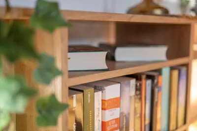 Die Bibliothek in der Ferienwohnung