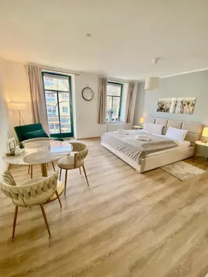 Ein Bett oder Betten in einem Zimmer der Unterkunft Stilvolles City-Apartment Dresden-Cotta mit Balkon